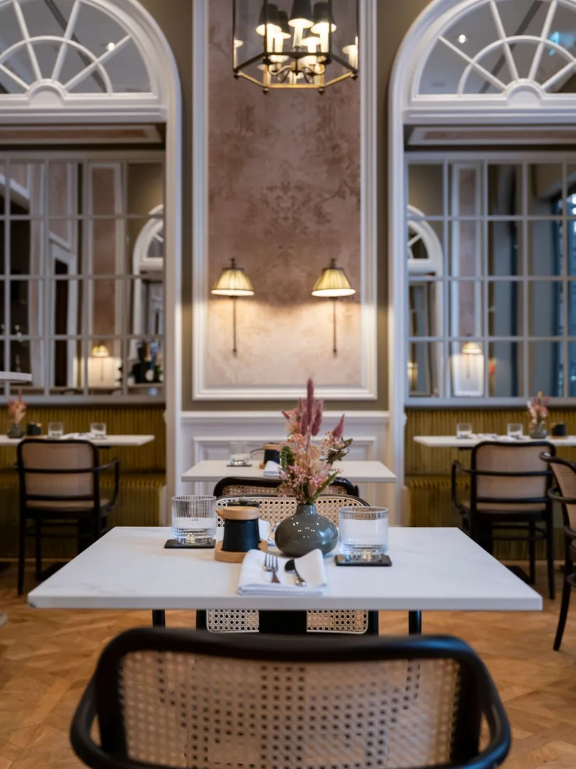 Français Jour · Soir, Französisches Bistro und Tagesbar im Hotel in der Innenstadt, Frankfurt