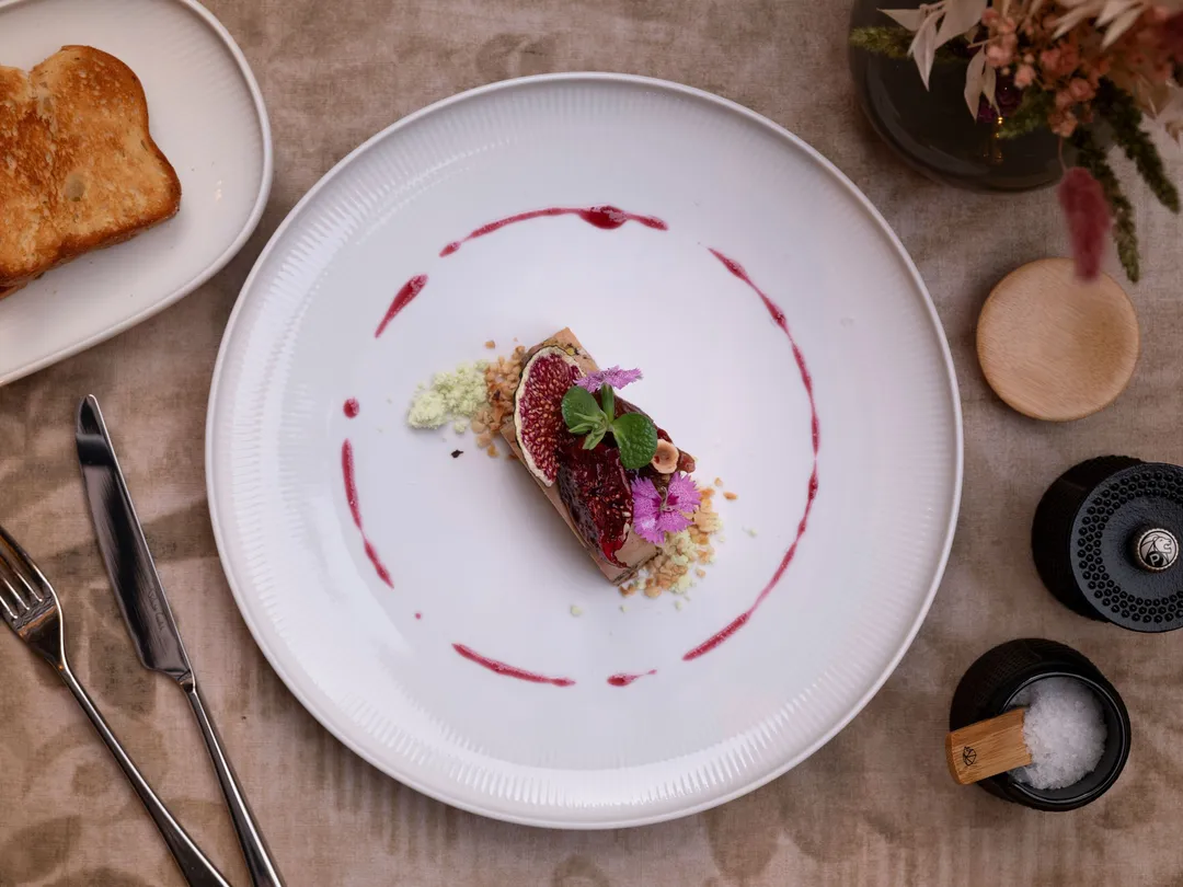 Français Jour · Soir, Französisches Bistro und Tagesbar im Hotel in der Innenstadt, Frankfurt